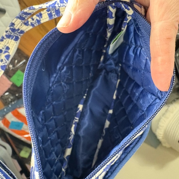 Elegant Blue and White Floral Crossbody/Adjustable Bag - Picture 6 of 8